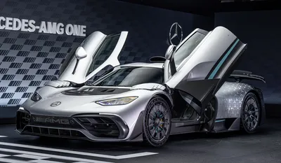 Mercedes-AMG ONE на фоне городской панорамы