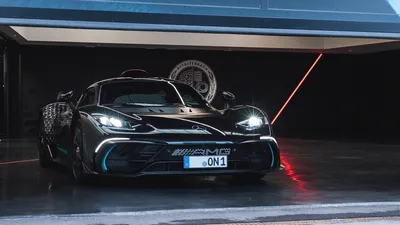 Фото Mercedes-AMG ONE в дизайнерском исполнении