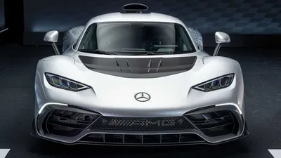 Mercedes-AMG ONE на мокрой дороге