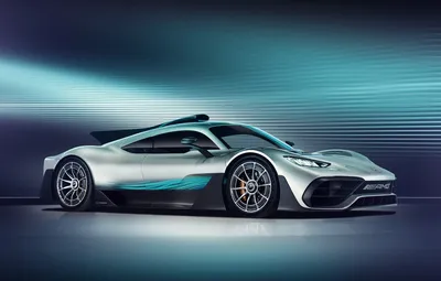 Mercedes-AMG ONE на заднем плане