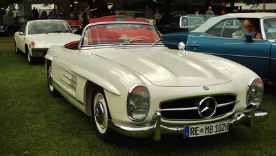 Изображение желтого Mercedes-Benz 190SL