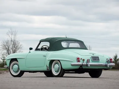 Фотография Mercedes-Benz 190SL на постере.