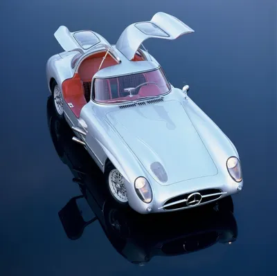 Изображение Mercedes-Benz 300 SLR в черно-белом стиле