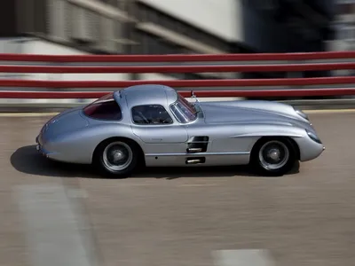 Mercedes-Benz 300 SLR на солнечном побережье