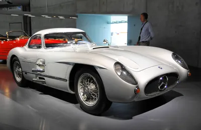 Картинка Mercedes-Benz 300 SLR на черном фоне