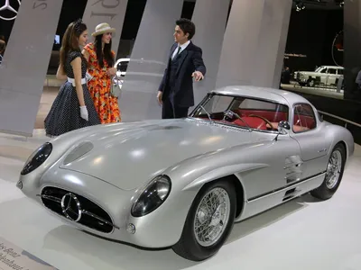 Mercedes-Benz 300 SLR на фоне городской архитектуры