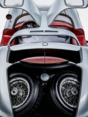 Mercedes-Benz 300 SLR в зимней пейзажной обстановке