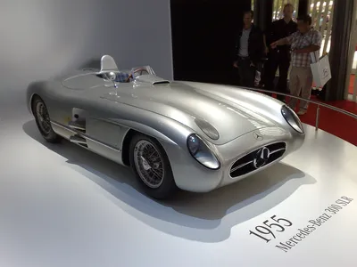 Mercedes-Benz 300 SLR на зеленой поляне