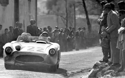 Mercedes-Benz 300 SLR в желтом цвете.