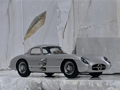 Шикарный Mercedes-Benz 300 SLR на фото