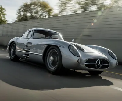 Mercedes-Benz 300 SLR на трассе