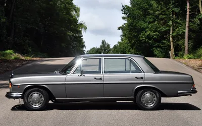 Mercedes-Benz 300SEL 6.3 на дороге в качестве фото