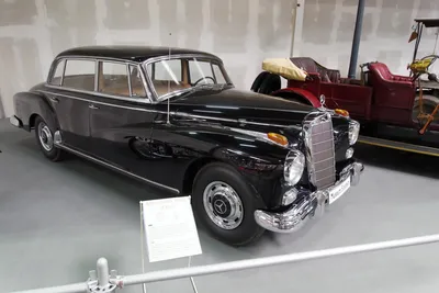 Фото Mercedes-Benz 300SEL 6.3 с отражением в стекле