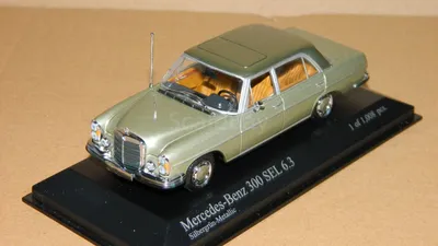 Изображение Mercedes-Benz 300SEL 6.3 на парковке