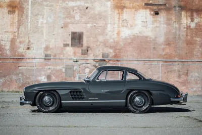 Фото черного Mercedes-Benz 300SL