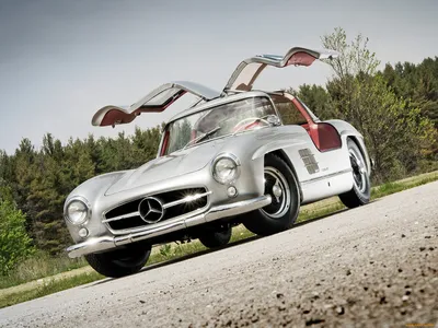 Изображение Mercedes-Benz 300SL с открытым капотом