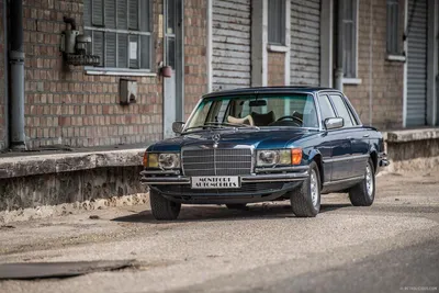 Ночной городской Mercedes-Benz 450SEL 6.9