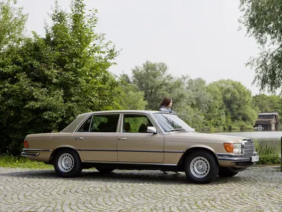 Красивый Mercedes-Benz 450SEL 6.9 в движении