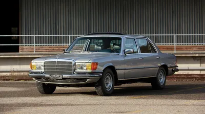 Старинный Mercedes-Benz 450SEL 6.9 на фоне зданий