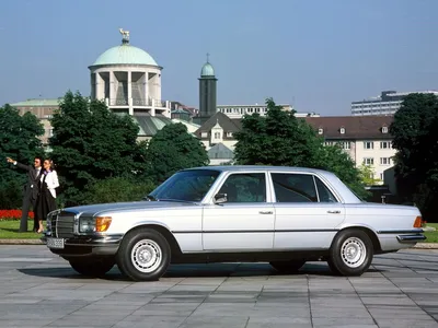 Классический Mercedes-Benz 450SEL 6.9 на пляже