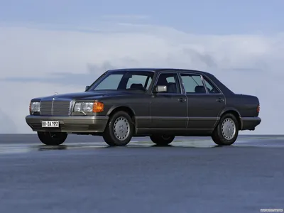 Красивый Mercedes-Benz 450SEL 6.9 на фоне моря