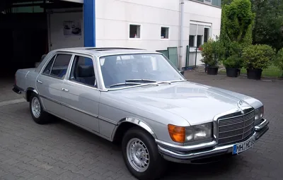 Mercedes-Benz 450SEL 6.9 на фоне городской архитектуры