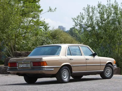 Мощный Mercedes-Benz 450SEL 6.9 на черном фоне