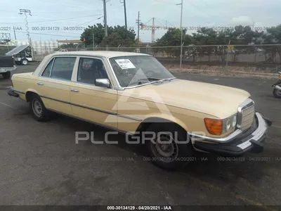 Mercedes-Benz 450SEL 6.9 в ретро-стиле на фоне природы