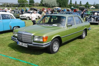 Mercedes-Benz 450SEL 6.9 в движении на дороге