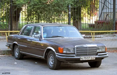 Mercedes-Benz 450SEL 6.9 в белом исполнении на фоне зданий