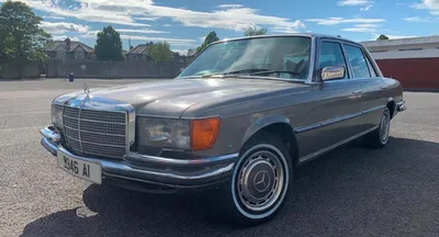 Mercedes-Benz 450SEL 6.9 в стиле ретро на черном фоне