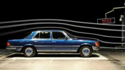 Mercedes-Benz 450SEL 6.9 на фоне природы в золотых тонах