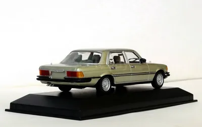 Mercedes-Benz 450SEL 6.9 в ретро-стиле на фоне зданий