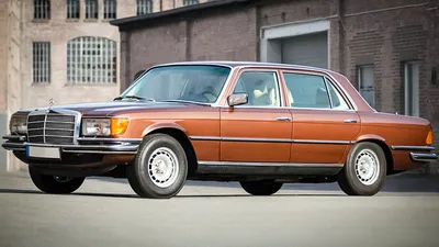 Mercedes-Benz 450SEL 6.9 в движении на фоне моря