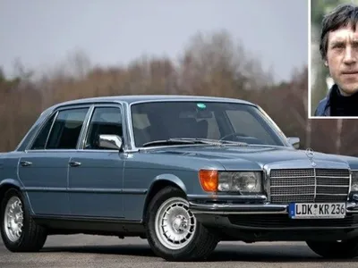 Mercedes-Benz 450SEL 6.9 в стиле ретро на белом фоне