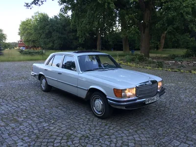 Mercedes-Benz 450SEL 6.9 на фоне гор в золотых тонах