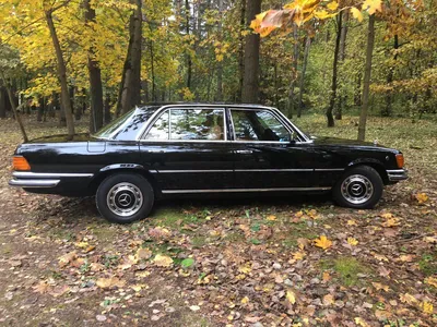 Mercedes-Benz 450SEL 6.9 в движении на фоне заката