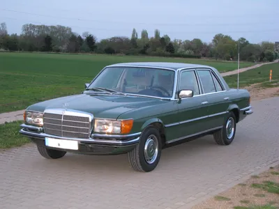 Mercedes-Benz 450SEL 6.9 в ретро-стиле на фоне ночного города