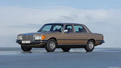 Перламутровый Mercedes-Benz 450SEL 6.9 на черном фоне