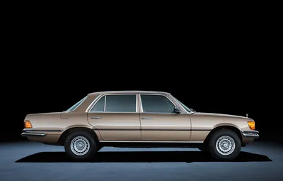 Строгий Mercedes-Benz 450SEL 6.9 в черно-белом исполнении