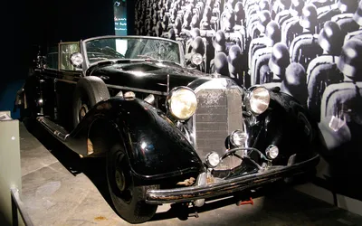 Mercedes-Benz 770 на фотографии со спутником