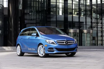 Mercedes-Benz B-класс на трассе, изображение в формате JPG