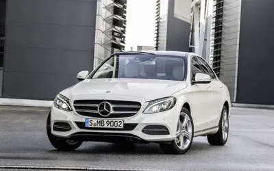 Изображение серебристого Mercedes-Benz C-класса в движении