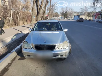 Картинка черного Mercedes-Benz C-класса на фоне ночного города