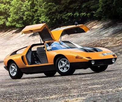 Mercedes-Benz C111 на заднем фоне