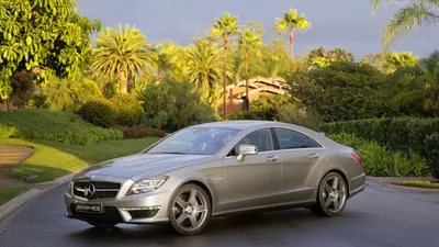 Изображение Mercedes-Benz C218 с отражением