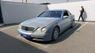 Изображение красного Mercedes-Benz CL-класс в движении на трассе