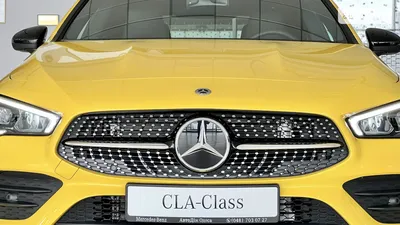 Фото Mercedes-Benz CLA-класс на заднем плане города