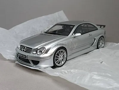 Изображение Mercedes-Benz CLK DTM AMG на фоне городского пейзажа