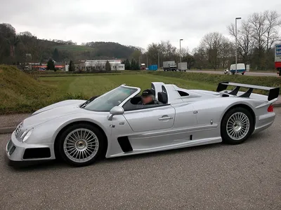 Изображения Мерседес-Бенц CLK GTR на просторной парковке